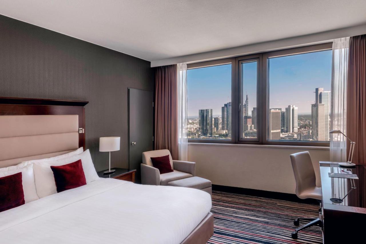Frankfurt Marriott Hotel Frankfurt am Main Bagian luar foto A guest room at the Westin Frankfurt
