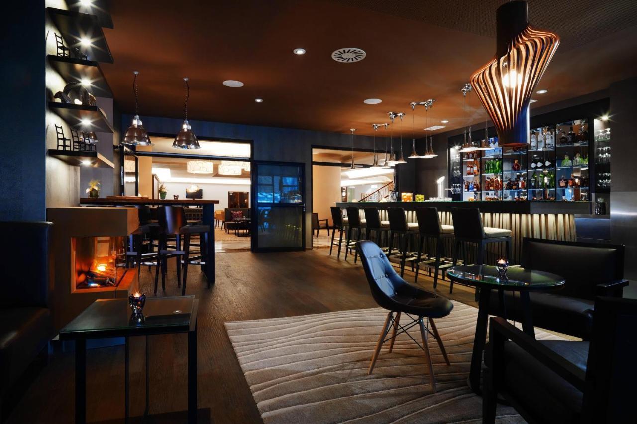 Frankfurt Marriott Hotel Frankfurt am Main Bagian luar foto The bar at the hotel