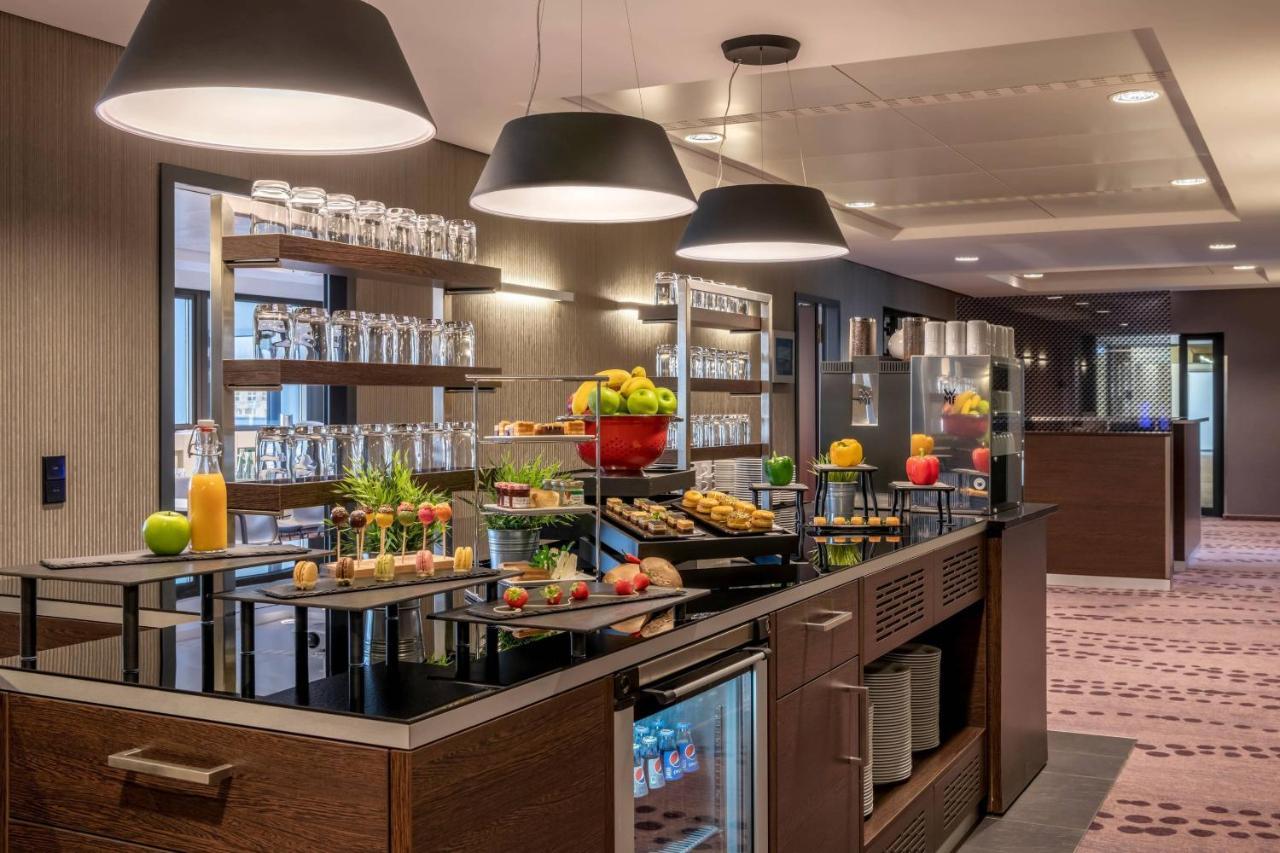 Frankfurt Marriott Hotel Frankfurt am Main Bagian luar foto The buffet at the lounge