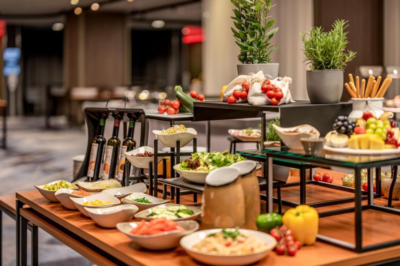 Frankfurt Marriott Hotel Frankfurt am Main Bagian luar foto A buffet at a hotel