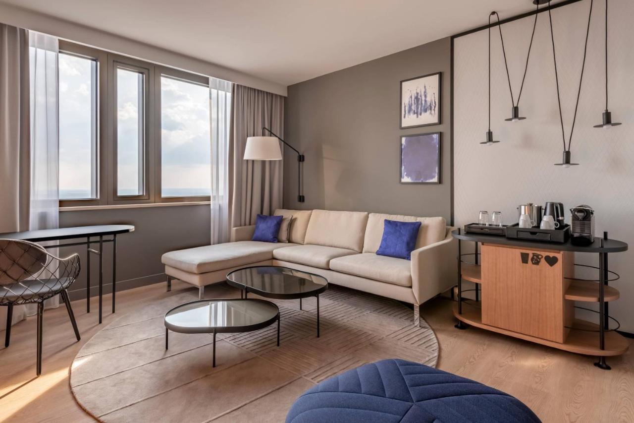 Frankfurt Marriott Hotel Frankfurt am Main Bagian luar foto A suite at the hotel
