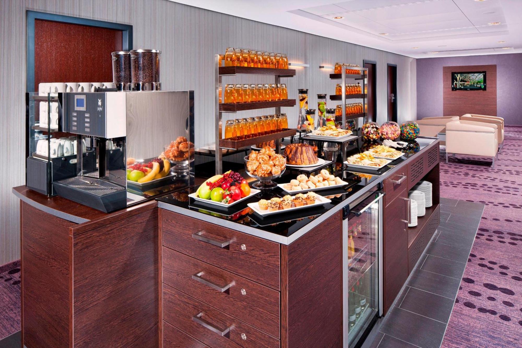 Frankfurt Marriott Hotel Frankfurt am Main Restoran foto The buffet at the lounge