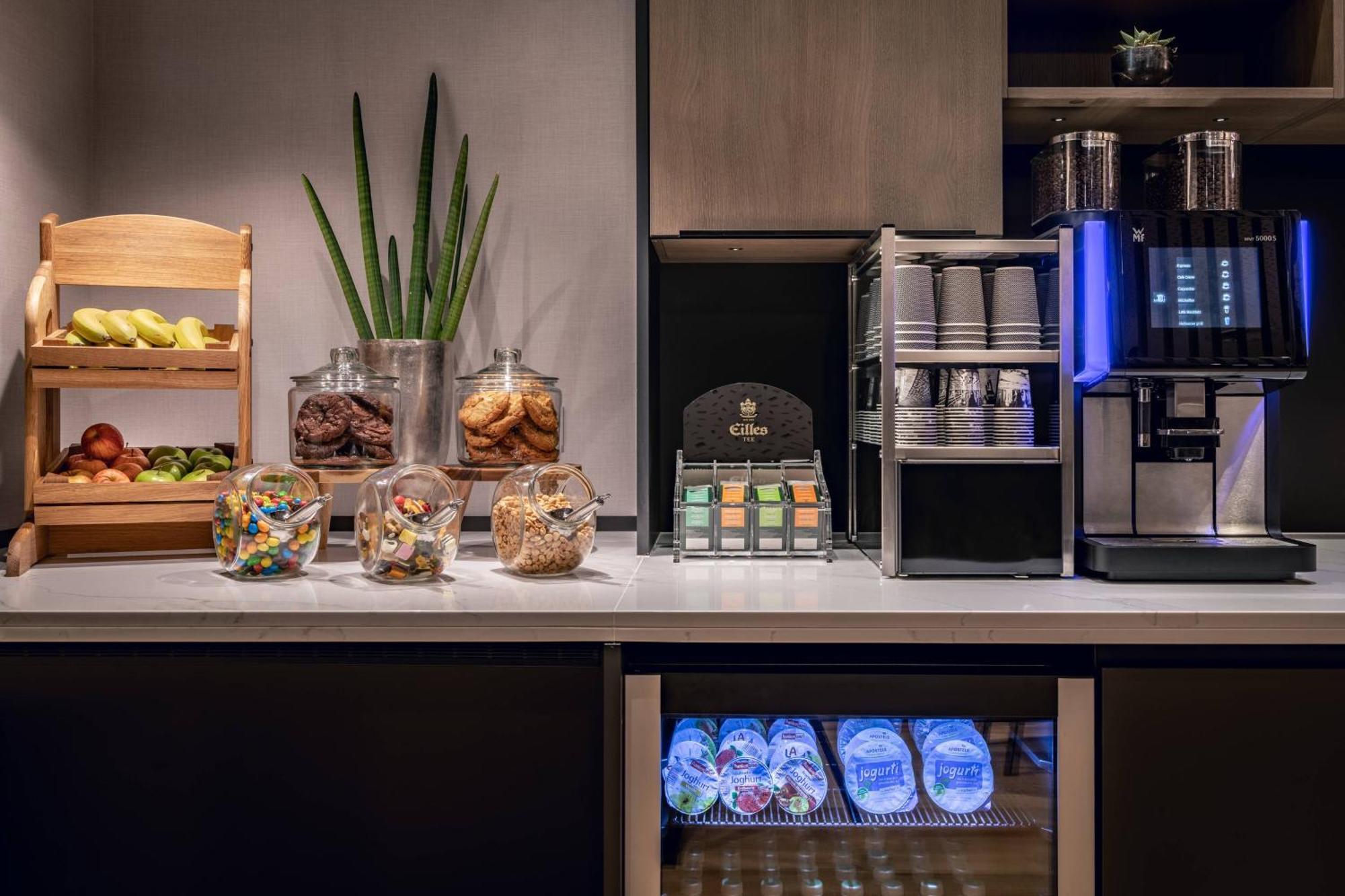 Frankfurt Marriott Hotel Frankfurt am Main Bagian luar foto A coffee machine in a hotel