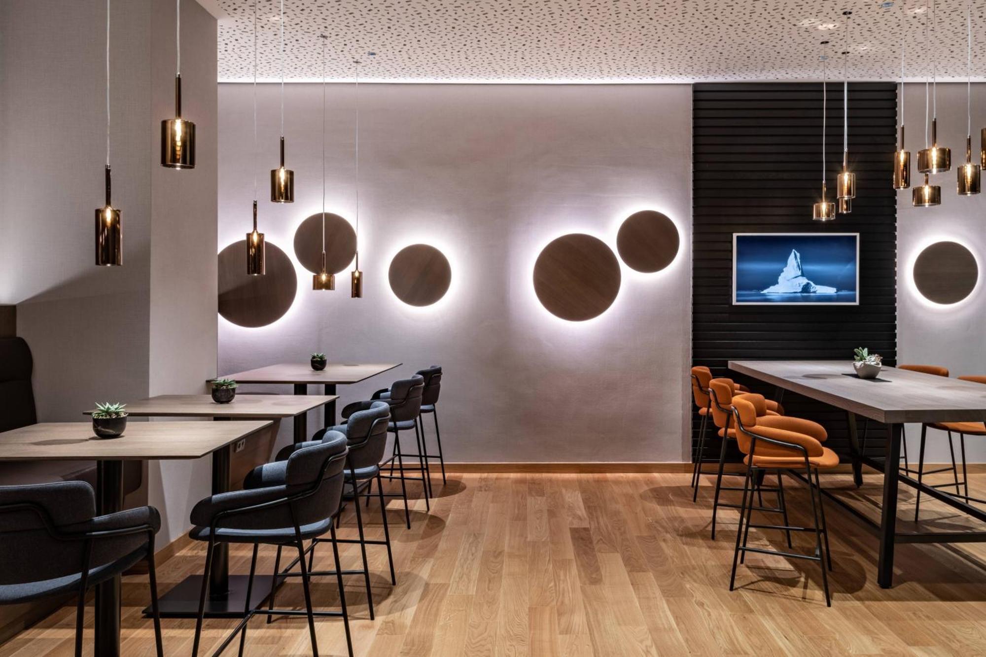 Frankfurt Marriott Hotel Frankfurt am Main Bagian luar foto The lounge at the airport